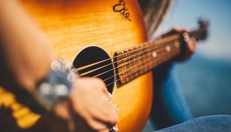 How to Play Songs on the Guitar