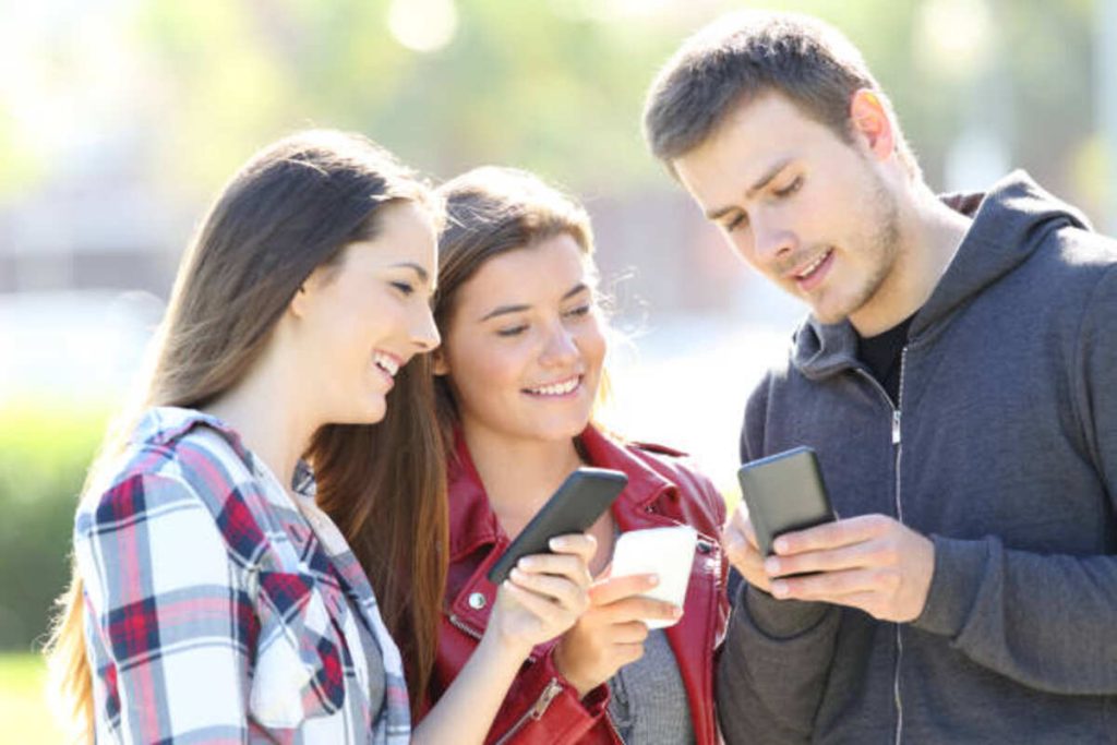 https://media.istockphoto.com/id/827572230/photo/three-friends-talking-holding-their-smart-phones.jpg?s=612x612&w=0&k=20&c=zwYuNkq0sAootA9RbHNc1GYAJs2FASowKqsfMQAzrHg=