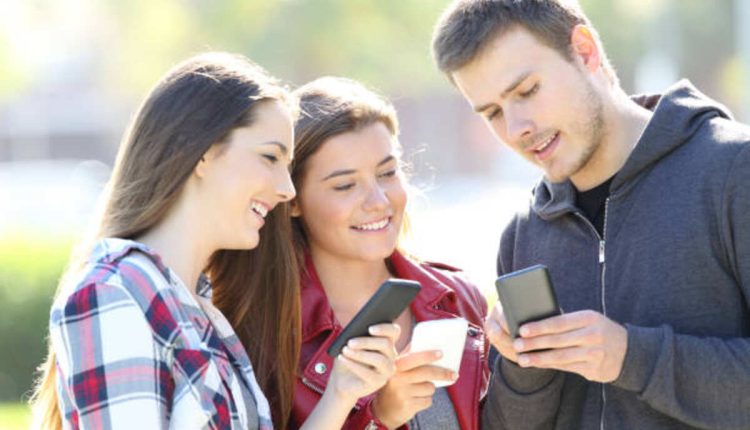 https://media.istockphoto.com/id/827572230/photo/three-friends-talking-holding-their-smart-phones.jpg?s=612x612&w=0&k=20&c=zwYuNkq0sAootA9RbHNc1GYAJs2FASowKqsfMQAzrHg=