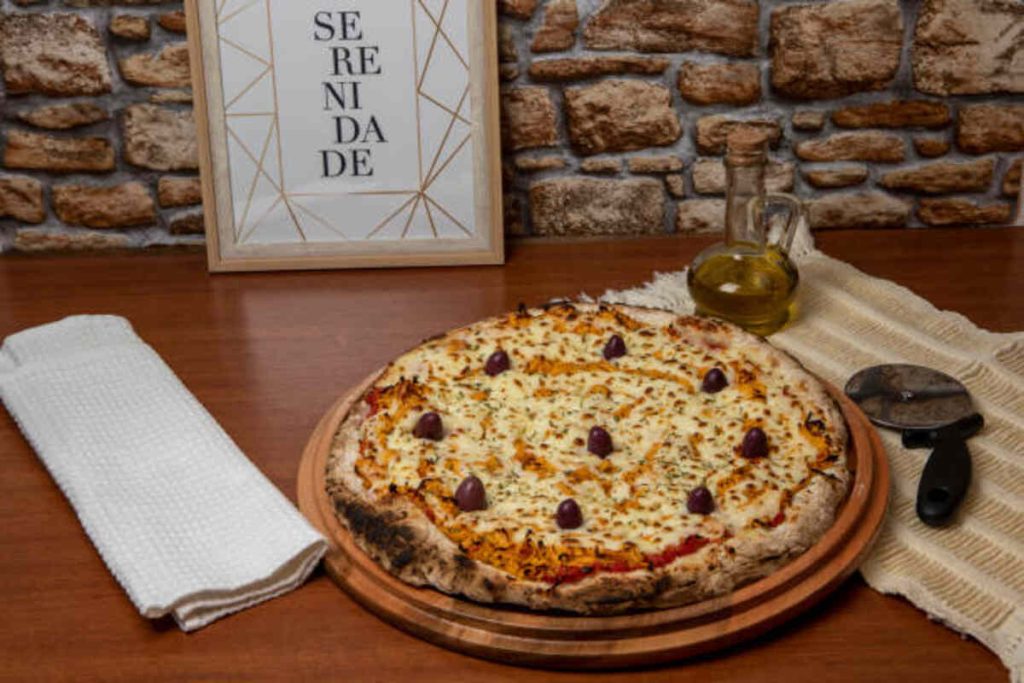 United Airlines Adds Pizza to Economy Cabin Menus